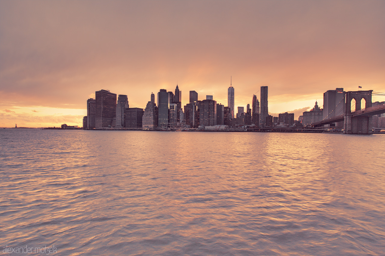 Foto von Sonnenuntergang hinter der Skyline von New York